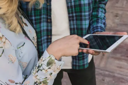 Ein Paar nutzt ein Smartphone, um Informationen miteinander zu teilen.